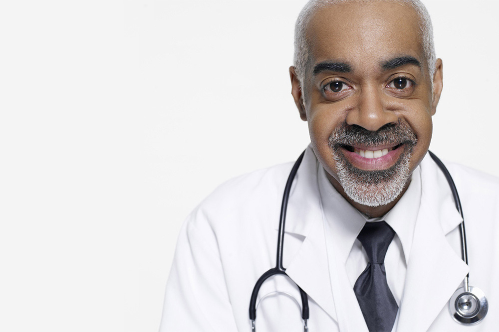 médecin portant une cravate noire avec un stéthoscope autour du cou
